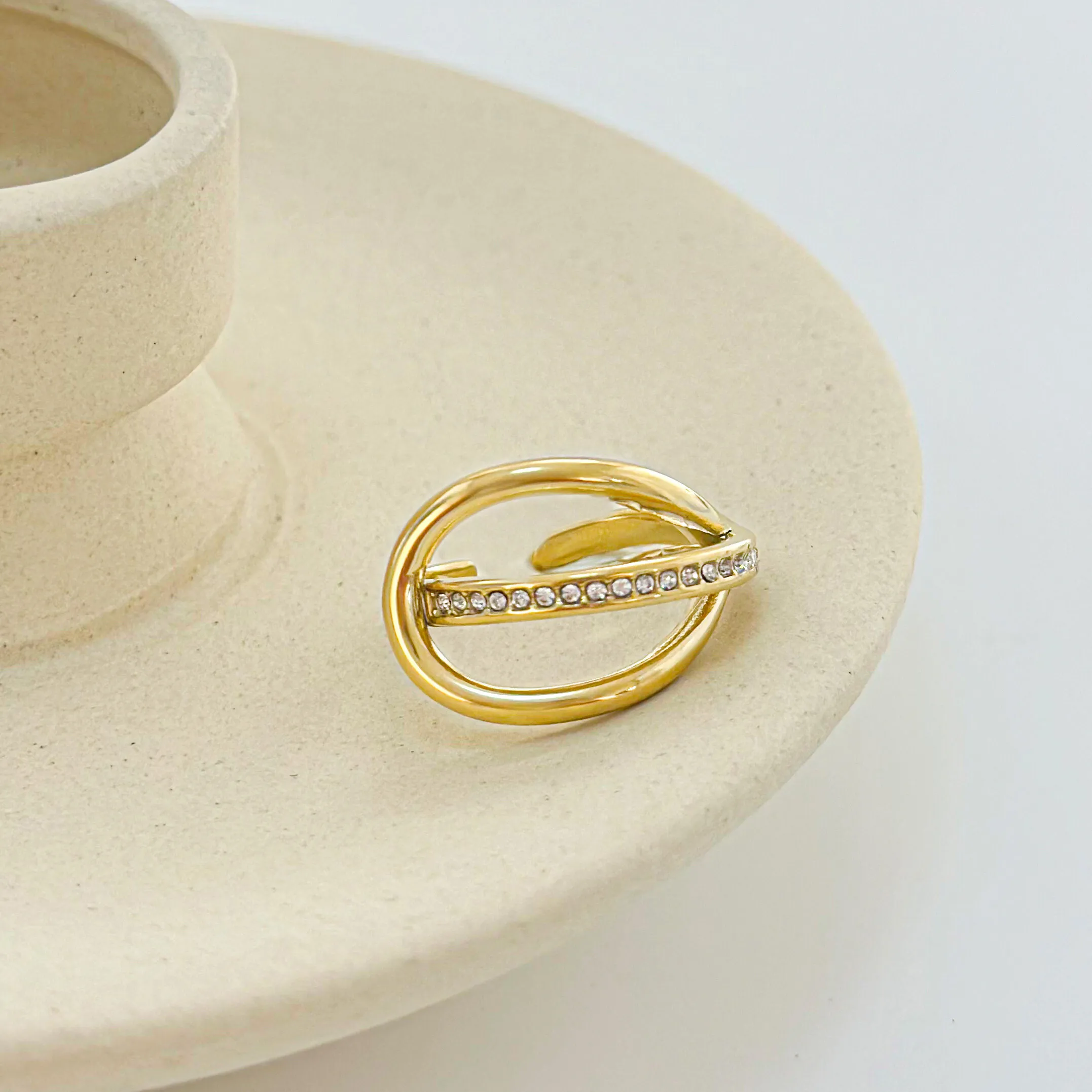 Doppelte Kreise öffnen goldenen Ring