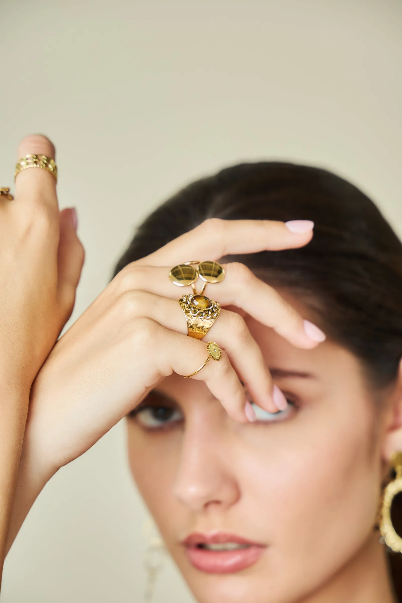 Goldener Ring mit drei glänzenden Knöpfen