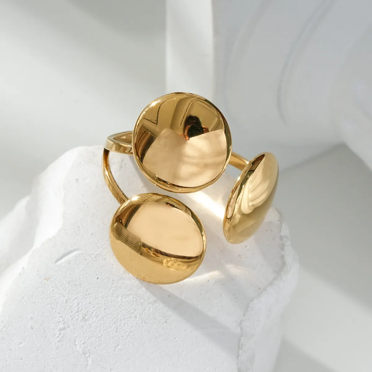 Goldener Ring mit drei glänzenden Knöpfen